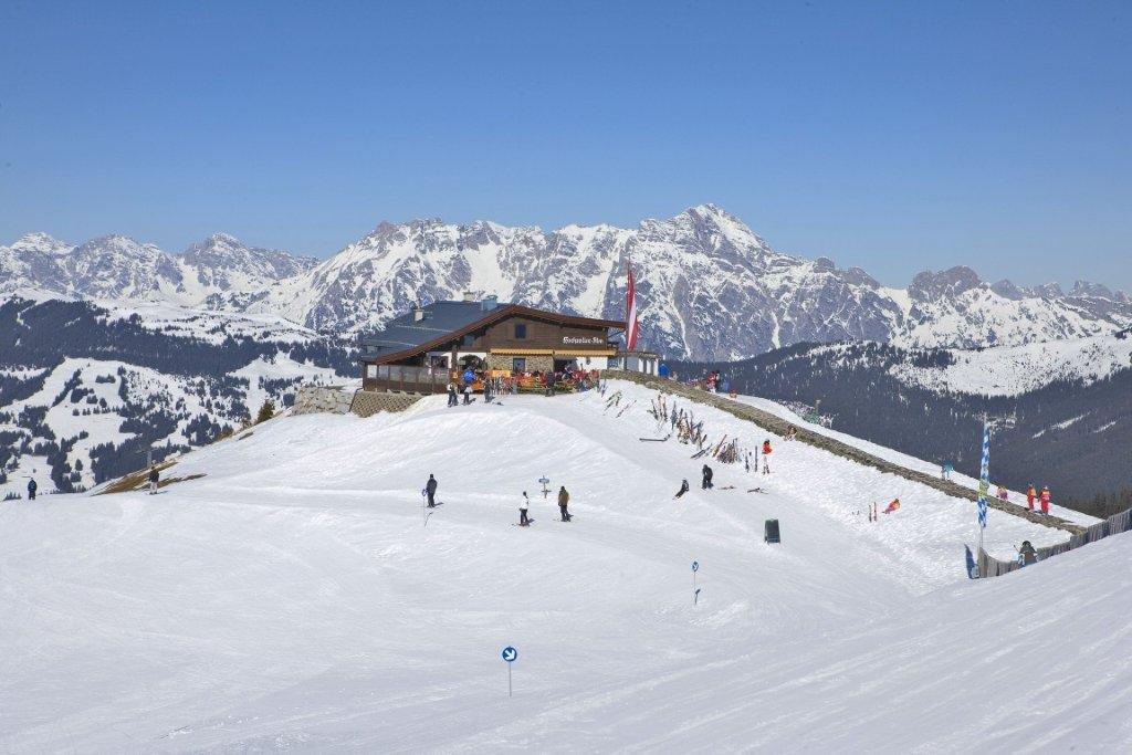 Hochzeller-Alm im Winter im Schnee