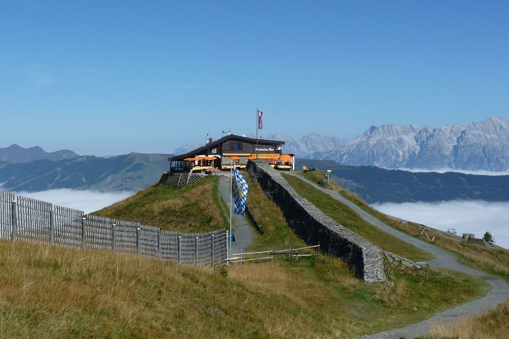 Die Hochzeller-Alm auf ihrem Grat über dem Nebelmeer, Schmittenhöhe