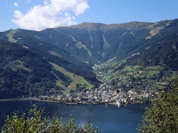 Zell am See und der Zeller See von oben